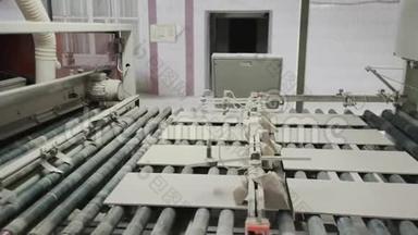 重型工厂陶瓷瓷砖输送线. 陶瓷瓷砖生产工厂。 制作过程